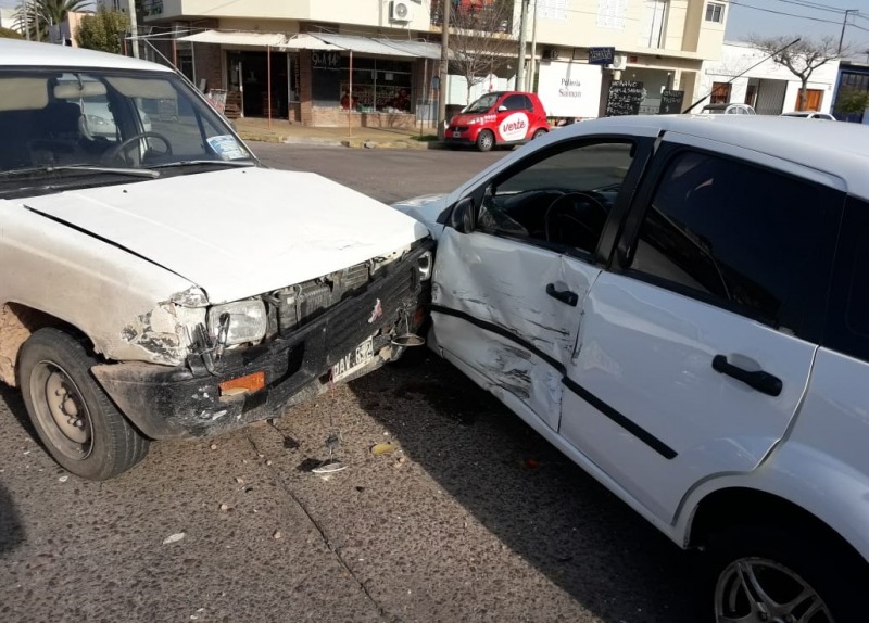 Fuerte choque entre dos vehculos en el barrio San Vicente